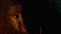 4x01 TBOTE Hurley peek-a-boo