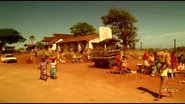 3x05 VillageEko.jpg (76 kio) Le village d'Eko au Nigeria (L'Heure du jugement)