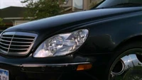  Mercedes Benz S-Klasse aus „“; ein Iowa-Nummernschild ist sichtbar; der Mercedes-Stern auf der Motorhaube wurde entfernt.