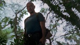 Locke in piedi di fronte alla 