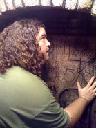 Jorge Garcia face à la porte secrète dans la maison de Ben (image extraite de son blog)