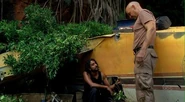 Sayid explore l'avion en présence de Locke (Elle ou lui)