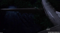 O avião na pista de pouso.