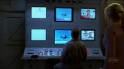 Monitores de televisión emitiendo señales de TV de fuera de la Isla