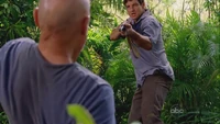 Ethan apunta a John.
