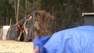 Jin e Sun si sporgono dalla loro tenda, nell'episodio Dave