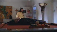 Hurley y David miran al cuerpo inconsciente de Sayid