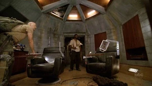 Locke et Eko explorent une station DHARMA