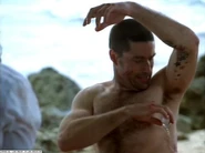 Jack-blessure.jpg (21 kio) Jack versant de la vodka sur sa blessure (Le Réveil (1/2))