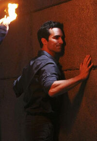 5x16-Richard-Statue-Wall