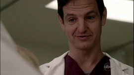 Ethan s'occupe de Claire et de son bébé ()