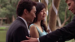  gratuliert dem Ehepaar.