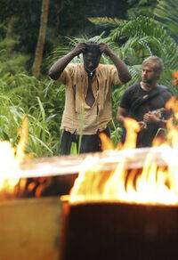  und  verbrennen das Wrack