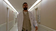 Jack hospital 3x22.jpg (27 kio) Jack marchant dans les couloirs de l'hôpital. (De l'autre côté)