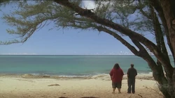 Hurley e  parlano sulla spiaggia