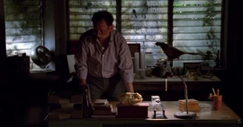 Ben fouille dans son ancien bureau.