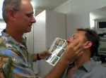 LaPorte aplicando maquillaje en la cara de , como se vió en el extra del 