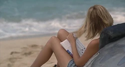  tüftelt an einem Kreuzworträtsel