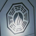 El emblema de La Llama en una caja de la estación.