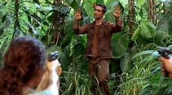 ريتشارد يظهر من خلف الشجيرات