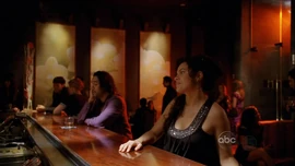  s'assoit près de Sayid dans un bar à Los Angeles.
