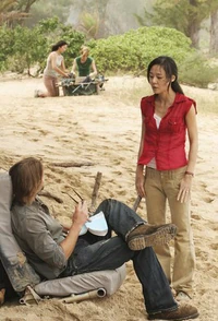 Sawyer mentre legge sulla spiaggia