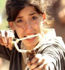 Alex celuje ze swojej procy