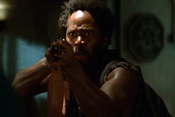 Michael mantém uma arma apontada para Jack ("")