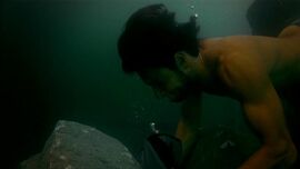 Paulo trouve le sac dans le lac, coincé entre deux rochers