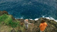 Dave tentant de faire sauter Hurley de la falaise (Dans son monde)