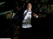 , acordando na floresta.