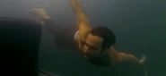 Paulo cherche son sac de diamants sous l'eau. (Jusque dans la tombe)