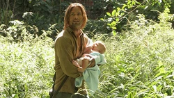 Sawyer findet  allein im Dschungel