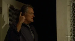 طوم يحذر  من أن الغرفة تحت المراقبة