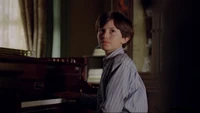 Un joven Daniel toca el piano.
