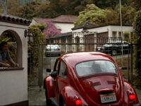 Coopers Jaguar auf der rechten Seite der Einfahrt