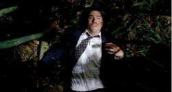 坠机之后Jack独自穿越丛林。 