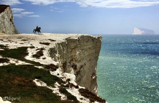 Widok na zatokę Balar z widoczną wyspą o tej samej nazwie