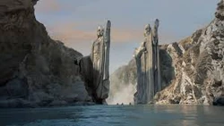 Anduina w Argonath - klatka z filmu "Władca Pierścieni: Drużyna Pierścienia"