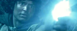 Frodo odstrasza flakonikiem Galadrieli 