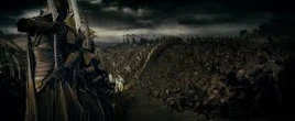 Armia elfów przygotowuje się do starcia z orkami – klatka z filmu <i>Władca Pierścieni: Drużyna Pierścienia</i>