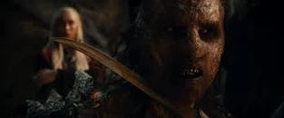 Narzug przesłuchiwany przez Thranduila. Klatka z filmu "Hobbit: Pustkowie Smauga".