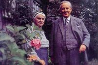 W przydomowym ogrodzie wraz z Edith Tolkien