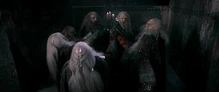 Żelaznoręcy z innymi krasnoludami. Klatka z filmu .
