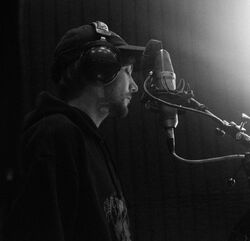 Louis Tomlinson unveils tracklist for album Walls with street