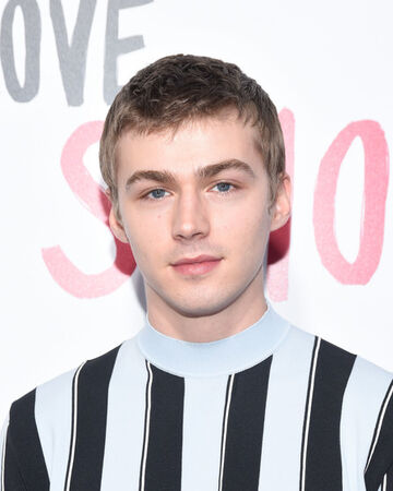 Miles Heizer Love Simon Wiki Fandom Drawing the beautiful moriah mills uncensored on my patreon. miles heizer love simon wiki fandom