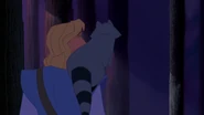 Pocahontas-disneyscreencaps.com-6192.jpg (179 KB) John allowing Meeko to sit on his shoulder.