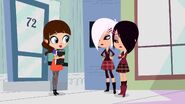 Blythe meeting Brittany and Whittany Biskit