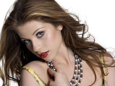 Michelle-Trachtenberg-008-1600x1200