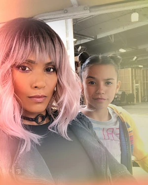 Scarlett Estevez & Lesley-Ann Brandt behind the scenes of Season 4